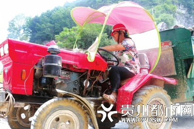 驾驶拖拉机的李天碧。