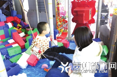 脑瘫孩子走进游乐园。