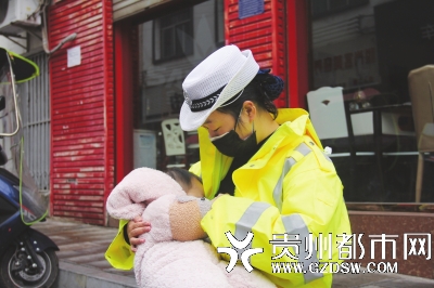 执勤间隙唐燕为孩子哺乳。(网友供图)