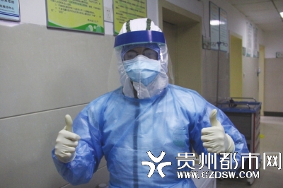 为进一步做好个人防护工作,将军山医院医务处、院感处录制了《穿戴防护服》科普视频,规范示范录制了洗手、口罩佩戴和防护服穿戴。为今后入住隔离病区医护人员进行示范。