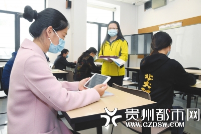 4月22日,在北京大学附属中学,教师们在模拟演练利用学校自主研发的高三备考系统进行课上答疑。 新华社发