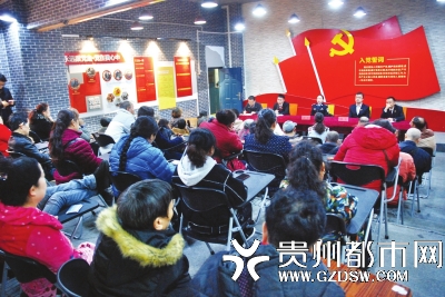居民在认真听普法宣讲。