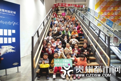 小记者们在宜家合影。
