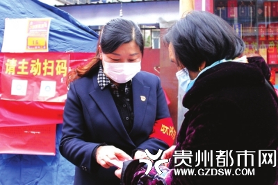 中心负责人向辖区老人讲解法律知识。
