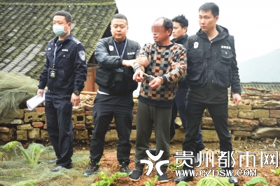 凶手指认作案现场。 警方供图