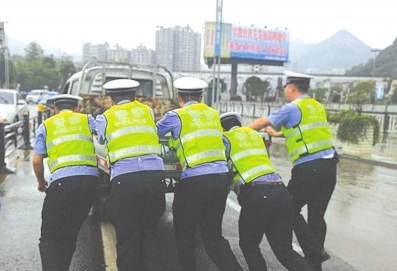 倾盆暴雨车辆抛锚 水城交警前来帮忙