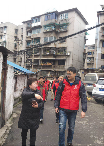 记者(右一)跟随居委会工作人员深入辖区走访巡查