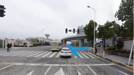 车辆直行进入机场后,直行或绕行至机场2号路