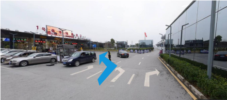 所有车辆由西出口驶离停车场