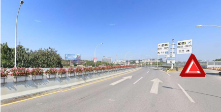 机场路(油小线)方向入航站楼高架桥的匝道(图右)封闭