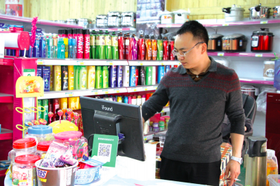 王元兴在自己的店里。