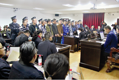 12名被告人被押到法庭开审。