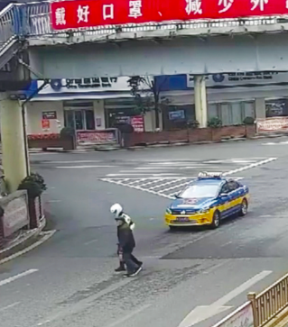 交警杨帆护送老人过马路。