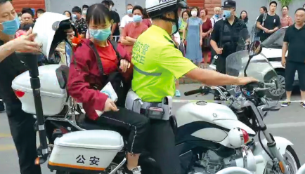 女考生走错考场,交警护送去考场。