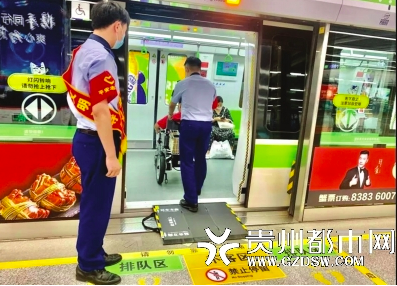 无障碍折叠踏板方便乘坐轮椅市民出行