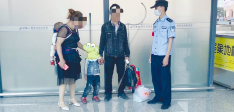 民警批评夫妻俩。 警方供图