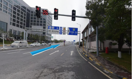 由机场2号路上航站楼高架桥