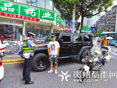 男子无证驾驶,被交警截获。