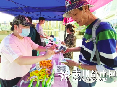 居民扫码参加活动
