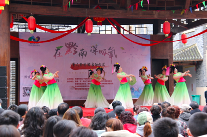 (《又见好花红》节目表演)