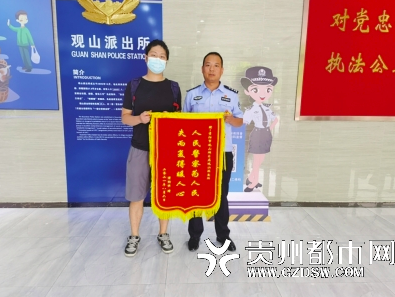 受害人送锦旗致谢民警