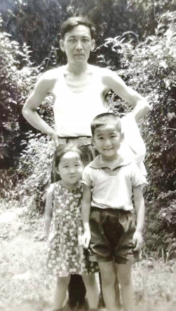 上世纪70年代初,父亲与兄妹的合影。