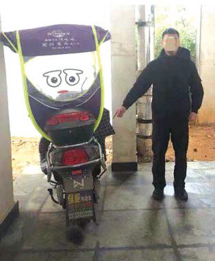 石某指认所盗车辆。
