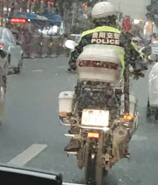 驾警用摩托为送医车辆开道的042493号警员