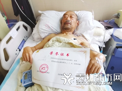 记者把荣誉证书送到杨光的病床前。