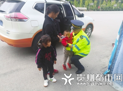 路政转移故障车上人员。