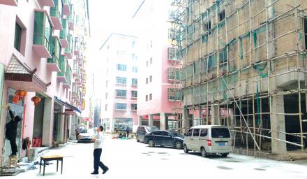 右侧还在施工的房屋就是陈某某的自建房。