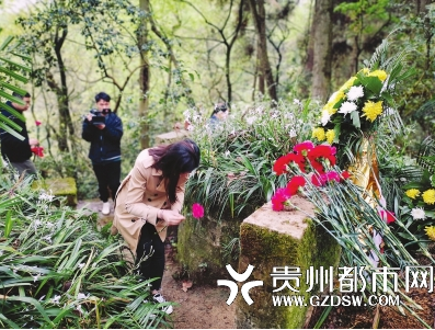 祭扫活动现场。 都市新闻记者刘婷婷 摄