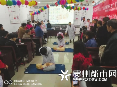 医务人员现场讲授心肺复苏技术。