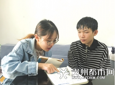 英语老师在给小杨上课。