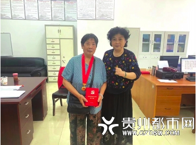 颁发纪念章。