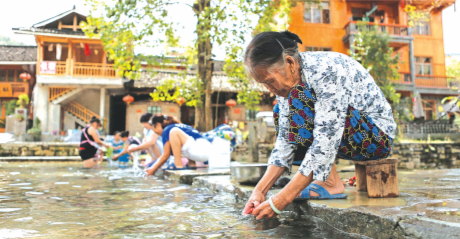 云舍村的生态十分好,河水可以直接洗菜。