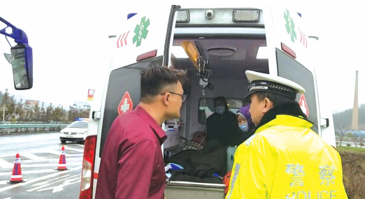 民警查看救护车内情况。