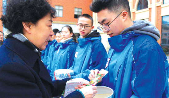 贵阳一中普瑞学校向学生送种子。