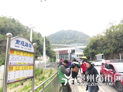 605路公交前等车的市民。