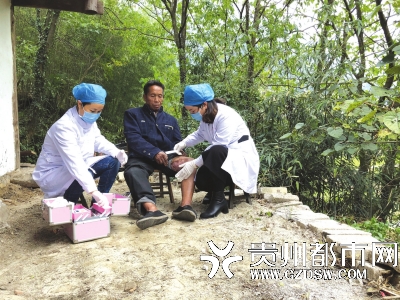 护士来到老人家,给老人的创面修复的皮肤涂抹润肤剂。