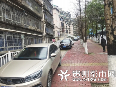 停放在人行道上的私家车。