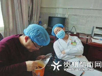 自疫情发生以来,黔西县人民医院急诊科主任朱代明(左),感染科副主任苗晓樊吃住都在一线。