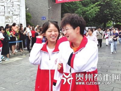 满脸笑容的考生。