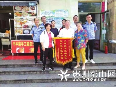 家长们送来的锦旗。