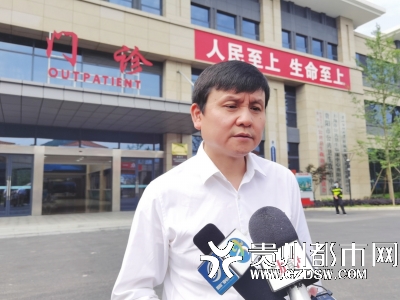 张文宏接受记者采访。