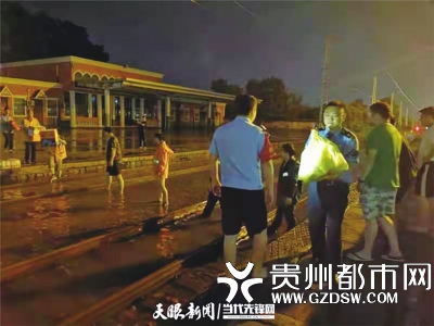 临时组建的志愿者小分队连夜运送物资