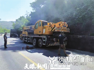 陈龙飞(右)在灭火现场