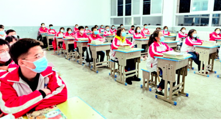3月16日,六盘水市二十三中高三初三两个年级开学上课,由教育教学管理中心统一安排内容、制定并下发课件,年级中心和班主任根据自身实际作相应调整。通讯员 聂康 摄