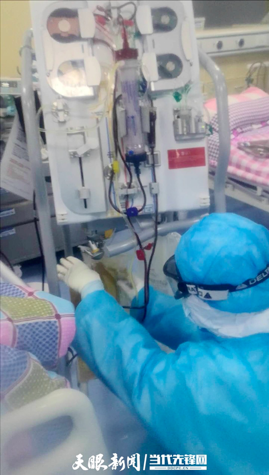 王治美在病房内操作医疗器械