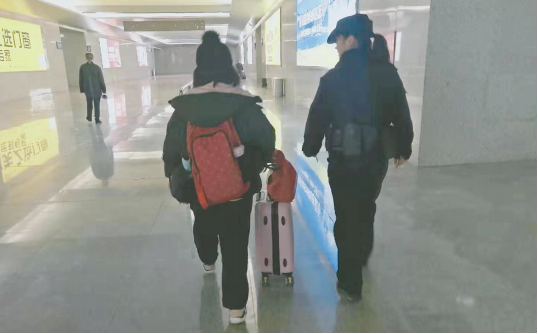 民警找到小吴后将她带?#33050;?#20986;所。